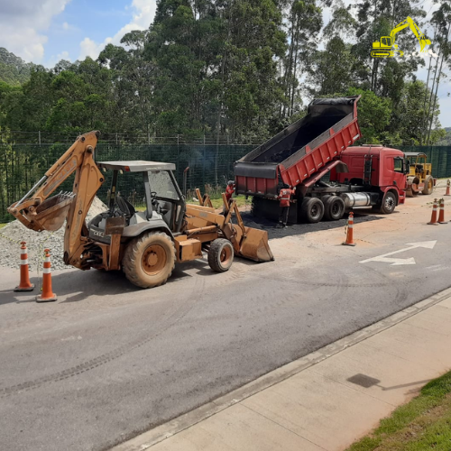 Locação de máquinas pesadas pela GRD, incluindo retroescavadeira e caminhão basculante, para obras de infraestrutura e movimentação de materiais em áreas urbanas.