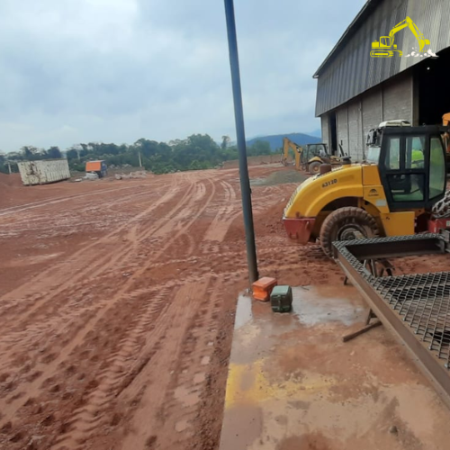 Terraplanagem realizada pela GRD em área industrial, utilizando máquinas pesadas para nivelamento e preparação do terreno, garantindo estabilidade e segurança para futuras construções