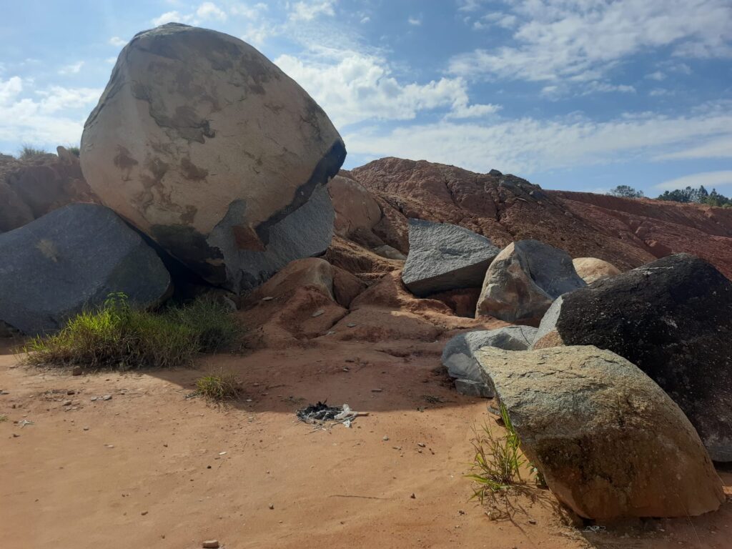 Grandes blocos de rocha após demolição controlada com rompimento químico expansivo ROMPEX pela GRD, destacando eficiência e precisão na fragmentação de rochas